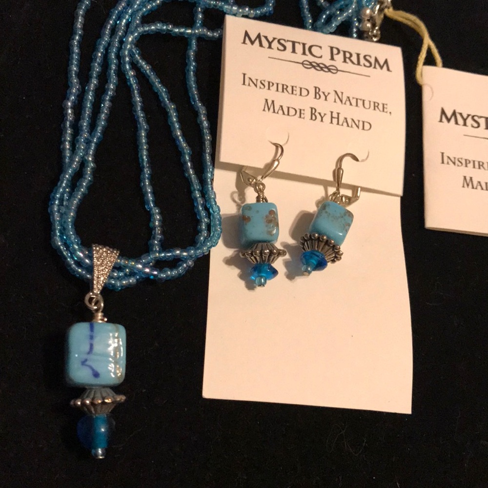 Jewelry set with earrings and necklace. HANDMADE